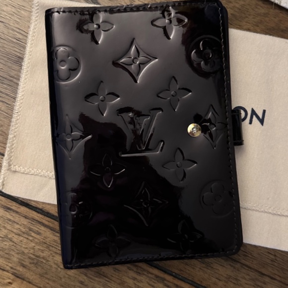 LV Vernis Agenda/Passport w/Dust Bag PM - Picture 9 of 9